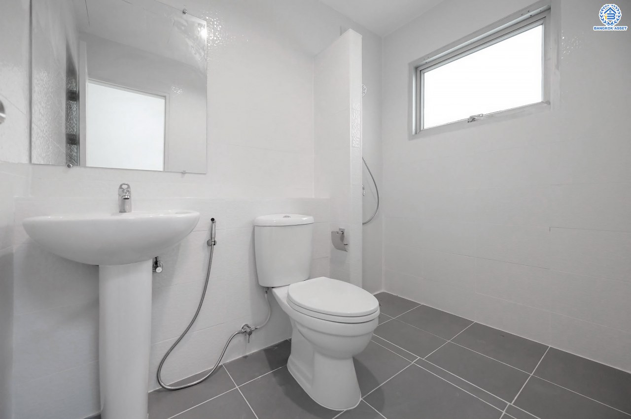 บ้านมือสองตกแต่งใหม่ โครงการ ศุภาลัยวิลล์ วงแหวน-รัตนาธิเบศร์ เนื้อที่กว้างกว่า 52 ตร.ว. ฟังก์ชัน 3 ห้องนอน 2 ห้องน้ำ 2 ที่จอดรถ ตอบโจทย์ทุกการเข้าอยู่ บนทำเลเดินทางสะดวก เชื่อมต่อถนนหลายเส้นทาง เพียง 15 นาทีก็ถึงรถไฟฟ้าสายสีม่วง "สถานีคลองบางไผ่" ใกล้ทางด่วน "กาญจนาภิเษก"